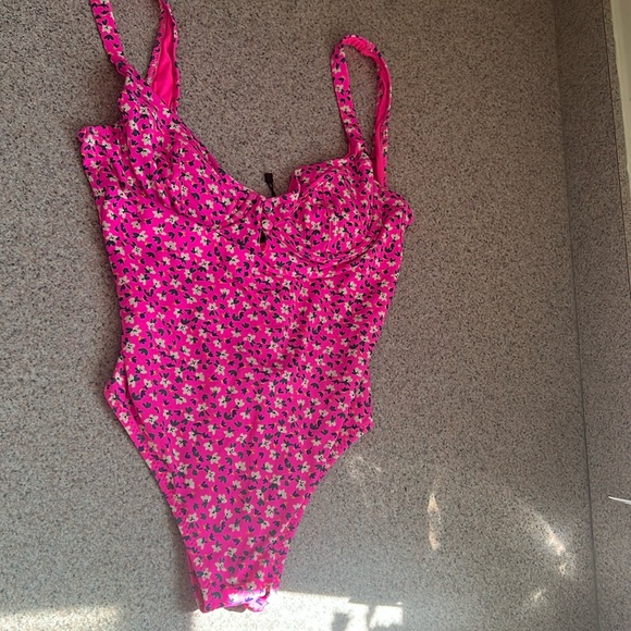 Low back flower one piece - Picture 2 of 9